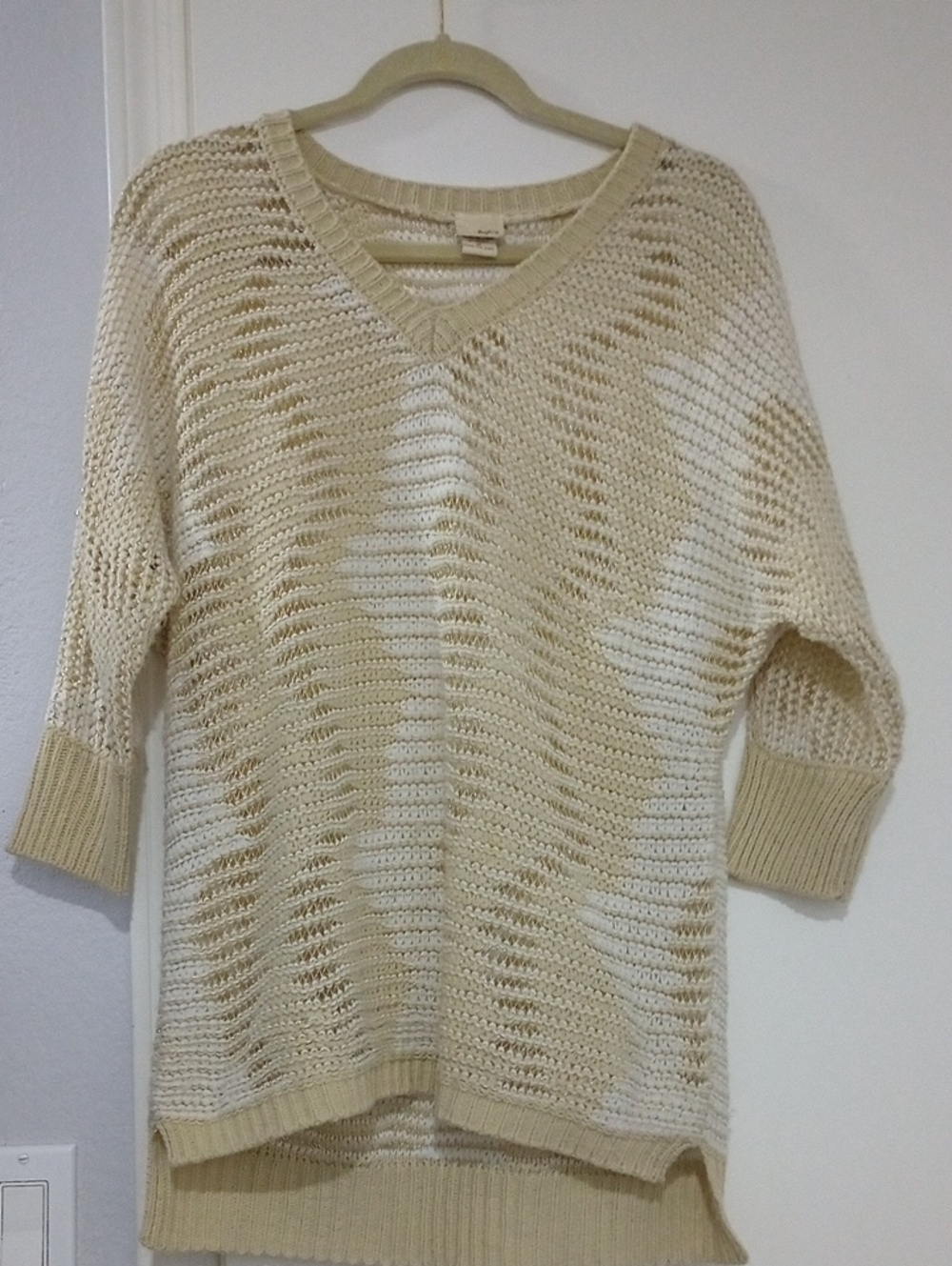 Daytrip Two-Tone Open Knit V-Neck Sweater in Cream and Beige Size M
